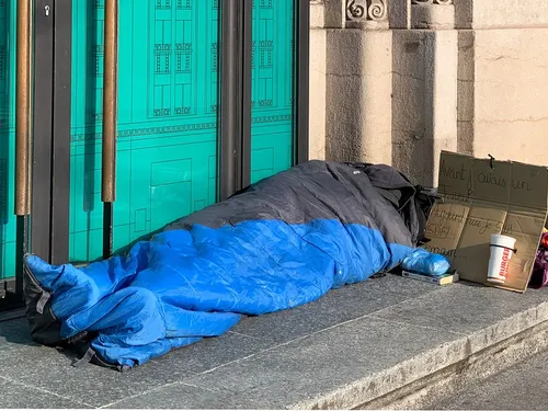 Hauts-de-Seine : un sans-abri, endormi dans un tapis, meurt écrasé...